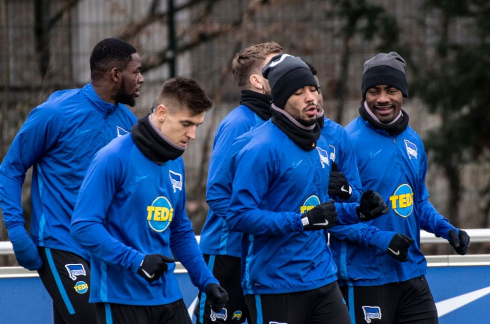 Filmarea care l-a costat CONTRACTUL! Un jucator din Bundesliga a fost SUSPENDAT dupa ce s-a filmat in vestiar