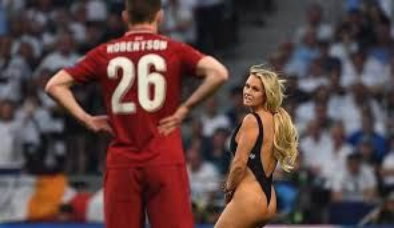 De nerecunoscut! Cum arata acum blonda care a intrat goala pe teren in finala Ligii Campionilor! Aparitie SOC a lui Kinsey Wolanski_4