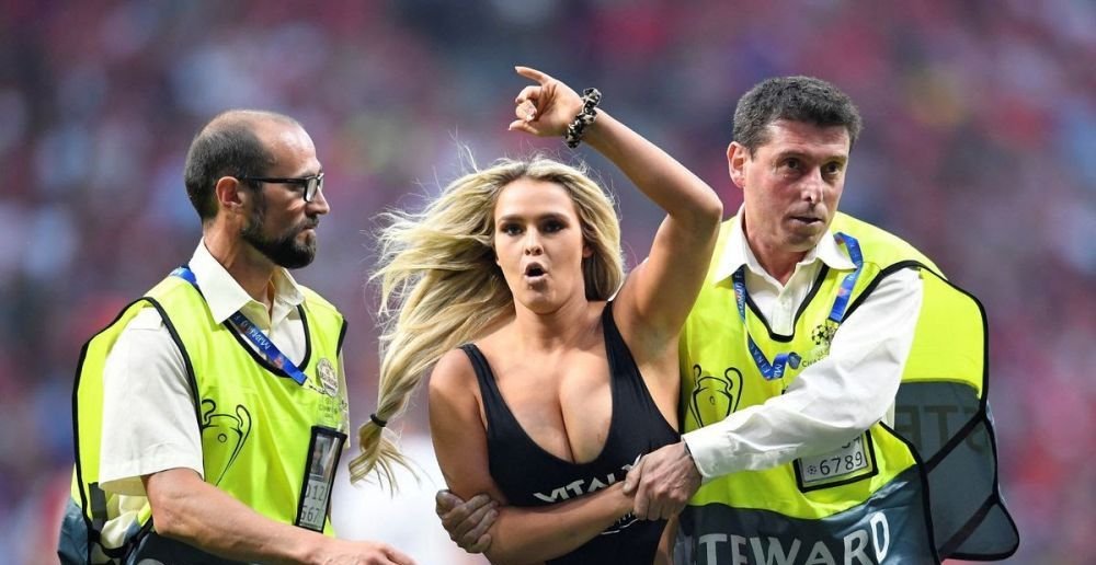 De nerecunoscut! Cum arata acum blonda care a intrat goala pe teren in finala Ligii Campionilor! Aparitie SOC a lui Kinsey Wolanski_5
