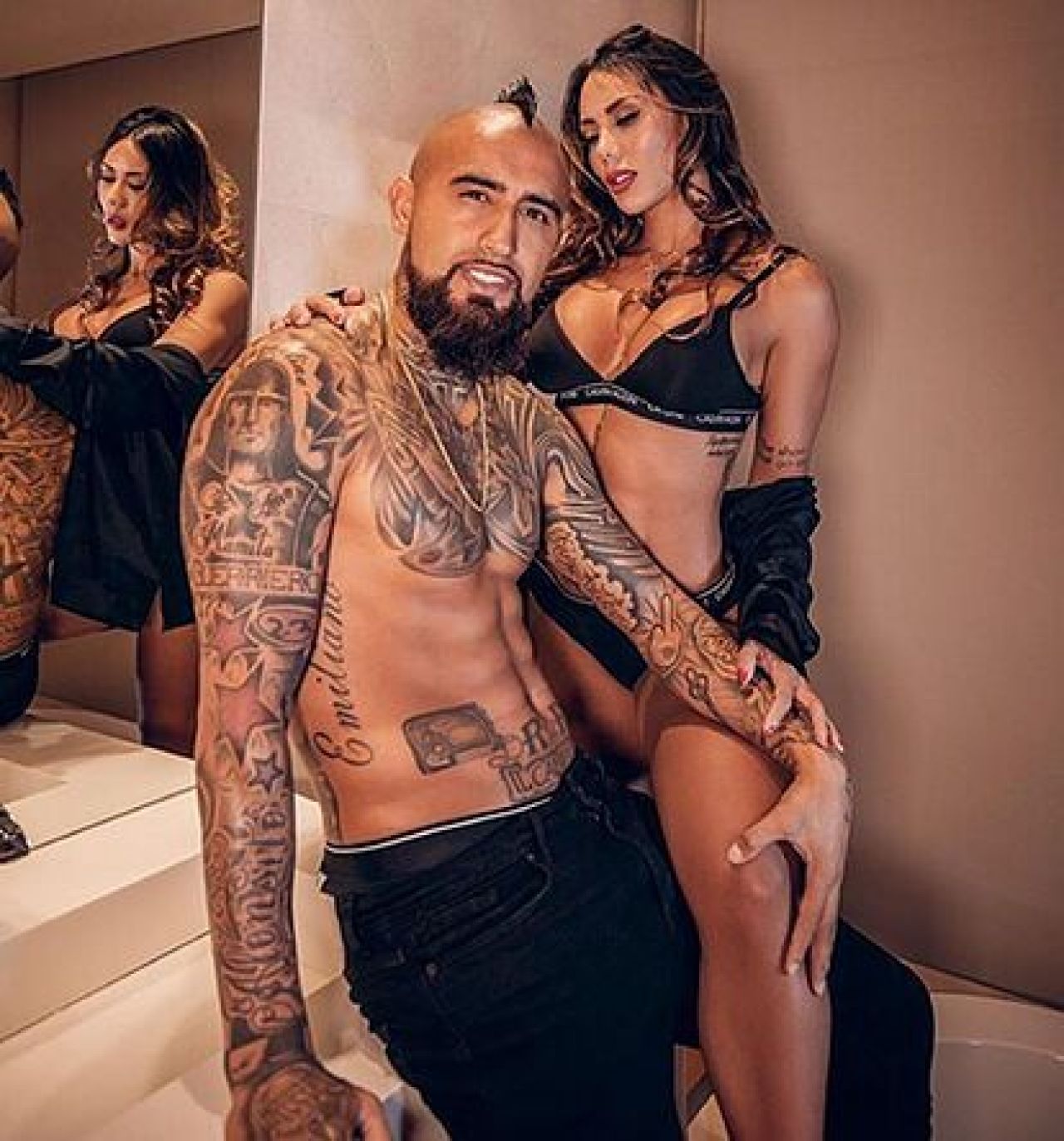 Asa ”trage” si de Vidal? Ea e sexy-culturista cu care se iubeste fotbalistul Barcelonei_2