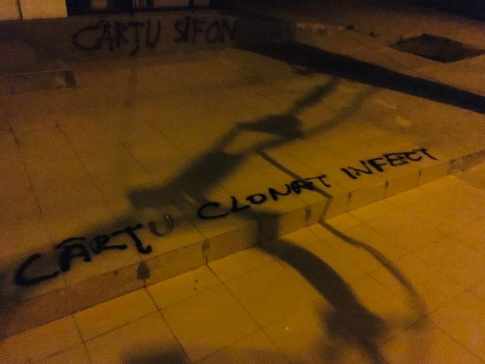 Au venit DIN NOU dupa Cartu! INCREDIBIL: ultrasii FC U Craiova au scris injurii pe cofetaria sefului CSU! Ce s-a intamplat in toiul noptii_3