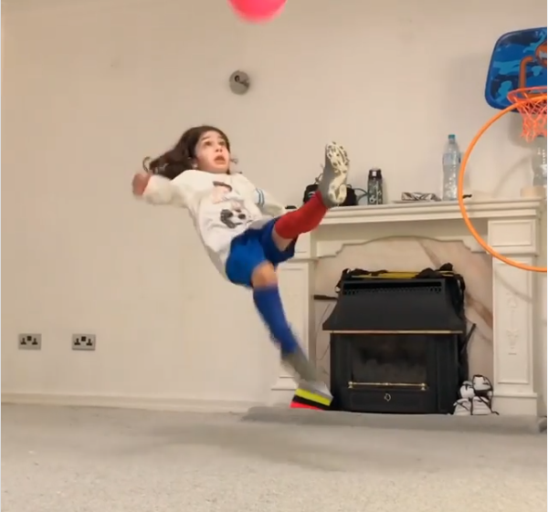 El e noua MINUNE din fotbal. Pustiul de 6 ani care are muschii lui Ronaldo si jongleaza ca Messi