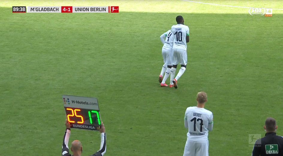 A asteptat 4 sezoane sa joace 3 minute! Cine este fotbalistul care a debutat in Bundesliga dupa 4 ani de la transfer_2