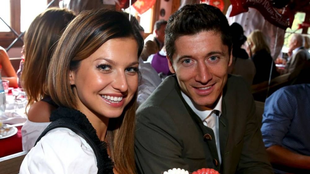Marcheaza PESTE TOT: Lewandowski a devenit din nou tatic. Ai sta in casa O VIATA cu superba Ana! Cum arata sotia superba a golgeterului_2