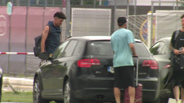 100 de milioane de euro intr-o masina de 5000! Isi tin bijuteriile in garaj si merg cu cea mai SARACA din parcare. Imaginea ZILEI! Cum au fost surprinsi Man si Coman dupa meci