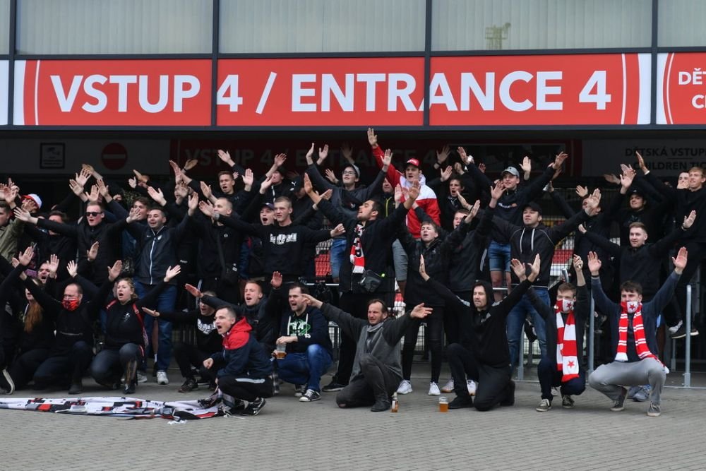 A jucat tot meciul si a ratat doua sanse URIASE de gol! Ultrasii au facut SHOW la meciul lui Stanciu! Ce s-a intamplat in Slavia - Plzen_2