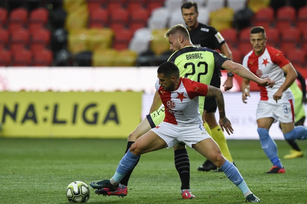 A jucat tot meciul si a ratat doua sanse URIASE de gol! Ultrasii au facut SHOW la meciul lui Stanciu! Ce s-a intamplat in Slavia - Plzen_3