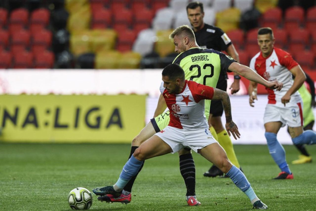 A jucat tot meciul si a ratat doua sanse URIASE de gol! Ultrasii au facut SHOW la meciul lui Stanciu! Ce s-a intamplat in Slavia - Plzen_3
