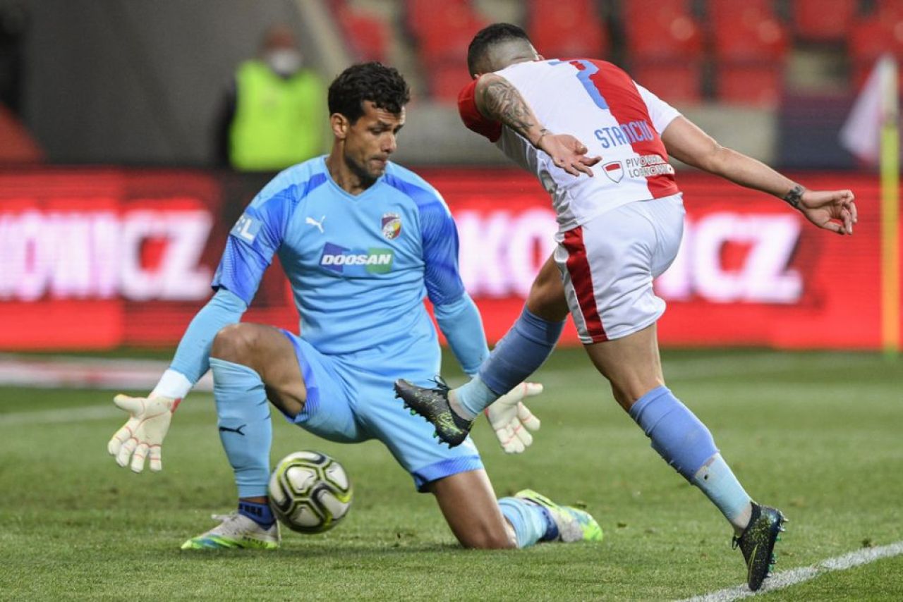 A jucat tot meciul si a ratat doua sanse URIASE de gol! Ultrasii au facut SHOW la meciul lui Stanciu! Ce s-a intamplat in Slavia - Plzen_4