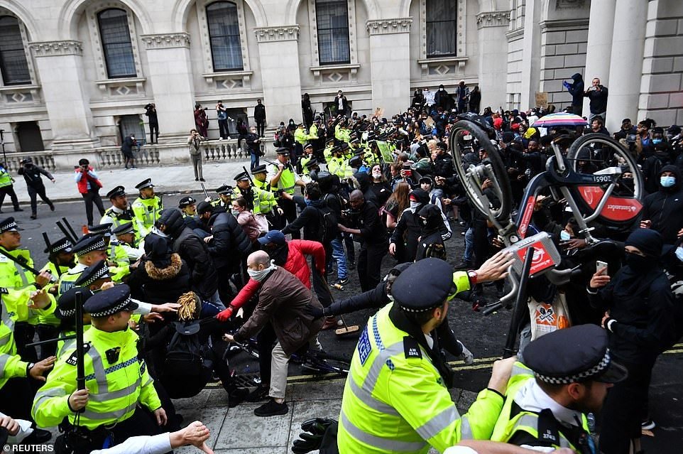 Londra si Marea Britanie se pregatesc de razboi! Huliganii din fotbal vor sa ii pedepseasca pe activistii Black Lives Matter