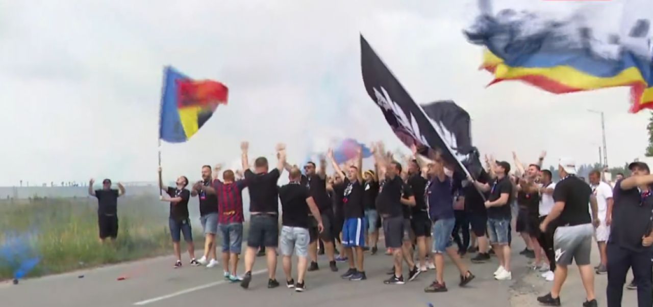 100 de ultrasi la plecarea FCSB spre Cluj! Au aprins torte si au cantat in fata autocarului! Ce s-a intamplat_1