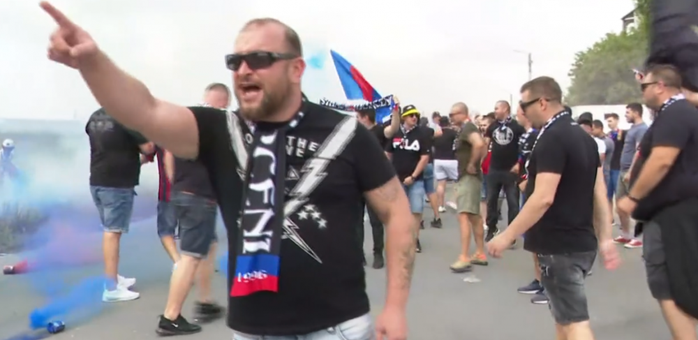100 de ultrasi la plecarea FCSB spre Cluj! Au aprins torte si au cantat in fata autocarului! Ce s-a intamplat_2