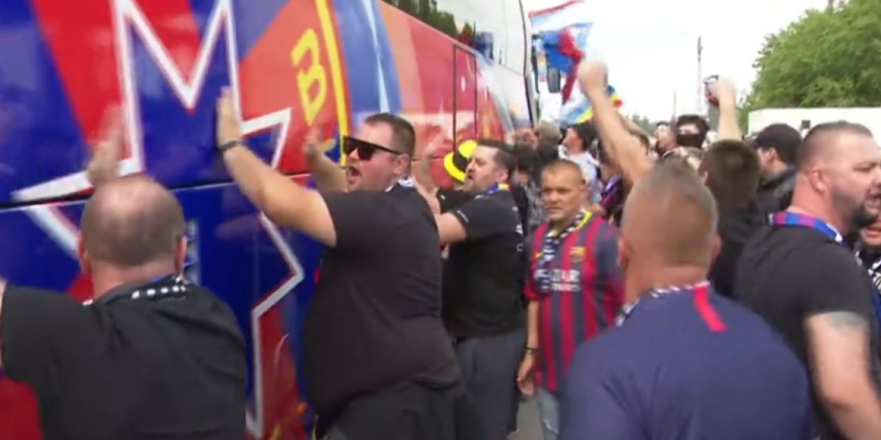 100 de ultrasi la plecarea FCSB spre Cluj! Au aprins torte si au cantat in fata autocarului! Ce s-a intamplat_3