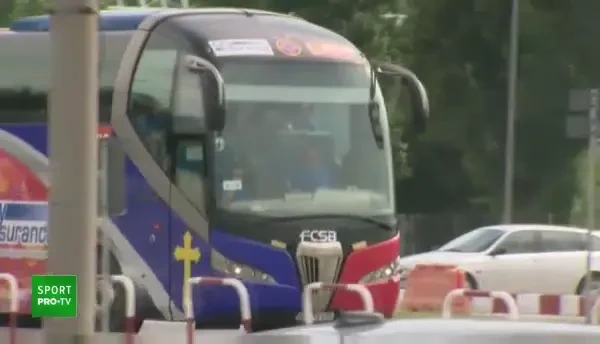 FOTO GENIAL! Pune frana mai REPEDE! :)) Tanara superba pentru care s-a oprit autocarul FCSB in fata aeroportului