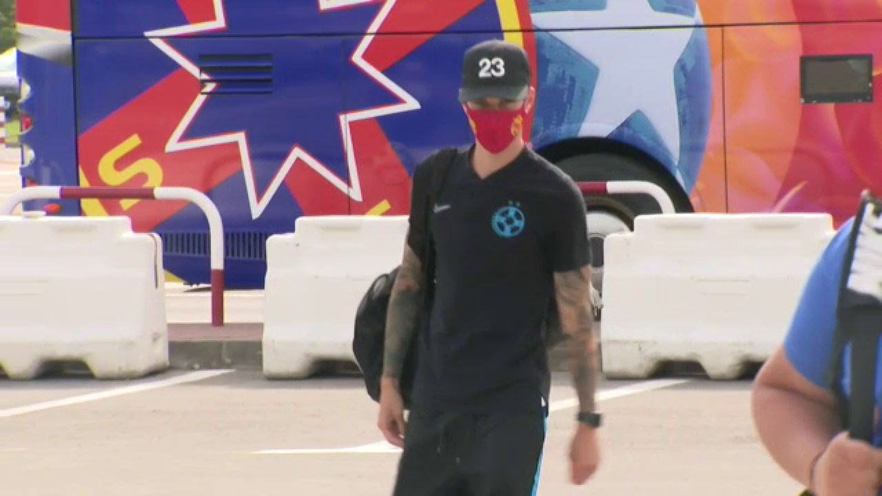 Florinel Coman si look-ul care il face sa para de 100 de milioane: seamana PERFECT cu Sancho! :) Cum au aparut stelistii pe aeroport_1