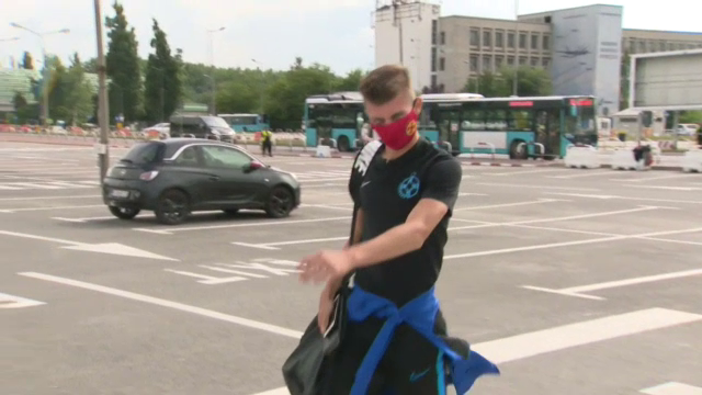 Florinel Coman si look-ul care il face sa para de 100 de milioane: seamana PERFECT cu Sancho! :) Cum au aparut stelistii pe aeroport_5