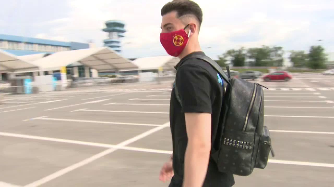 Florinel Coman si look-ul care il face sa para de 100 de milioane: seamana PERFECT cu Sancho! :) Cum au aparut stelistii pe aeroport_13