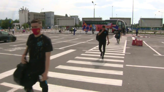Florinel Coman si look-ul care il face sa para de 100 de milioane: seamana PERFECT cu Sancho! :) Cum au aparut stelistii pe aeroport_14