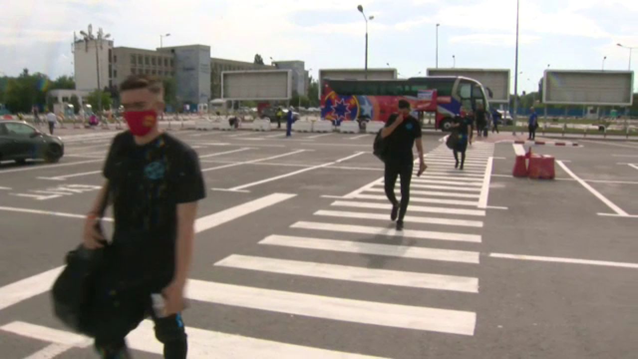 Florinel Coman si look-ul care il face sa para de 100 de milioane: seamana PERFECT cu Sancho! :) Cum au aparut stelistii pe aeroport_14