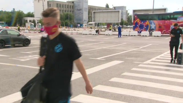 Florinel Coman si look-ul care il face sa para de 100 de milioane: seamana PERFECT cu Sancho! :) Cum au aparut stelistii pe aeroport_16