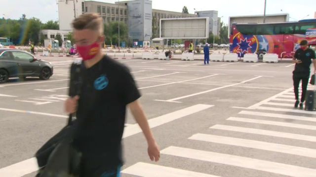 Florinel Coman si look-ul care il face sa para de 100 de milioane: seamana PERFECT cu Sancho! :) Cum au aparut stelistii pe aeroport_16