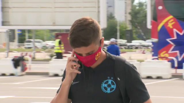 Florinel Coman si look-ul care il face sa para de 100 de milioane: seamana PERFECT cu Sancho! :) Cum au aparut stelistii pe aeroport_17