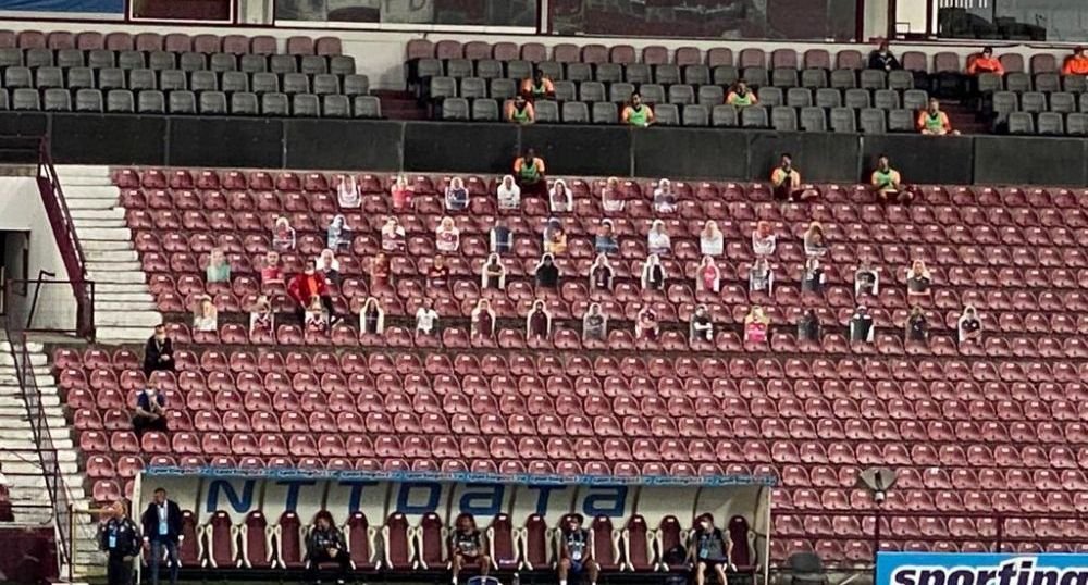 Si-au pus toti SUPORTERII pe cartoane! :)) CFR, 47 de cartoane cu fani la meciul cu FCSB! Ce a aparut in tribuna