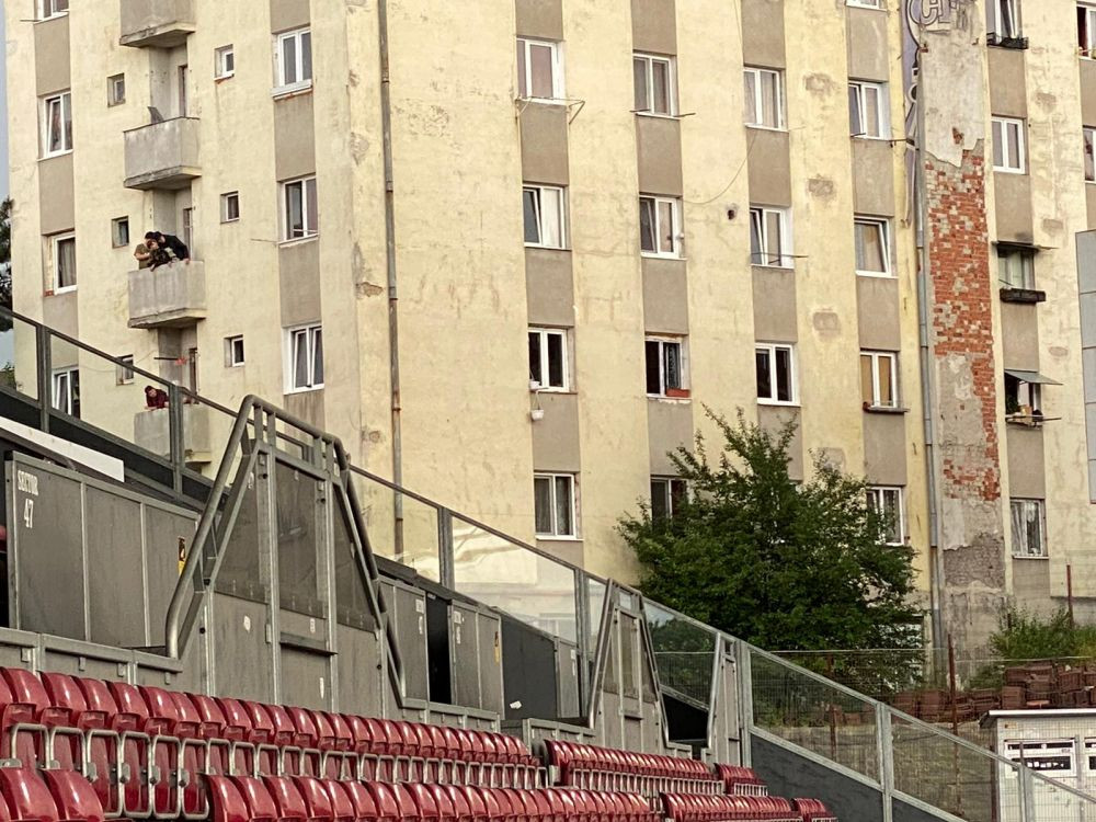 Singurii suporteri care vad derby-ul! S-au umplut BALCOANELE! :) Cum arata noua realitate in fotbal dupa pandemie