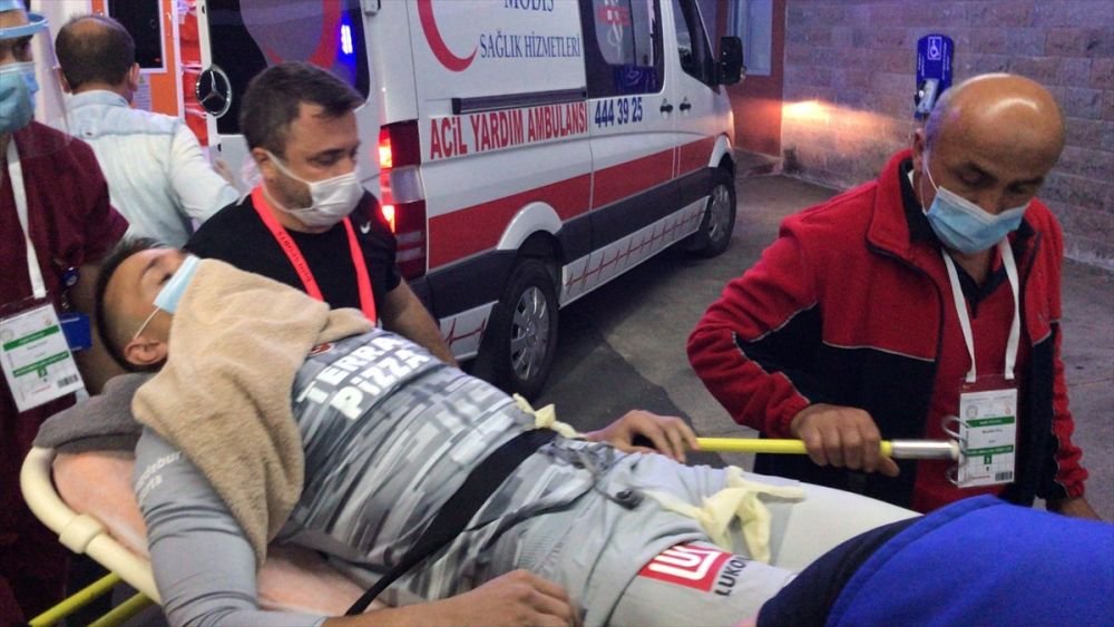 ATENTIE, imagini greu de privit! Meci BLESTEMAT pentru Galatasaray! Muslera, dus la Urgenta dupa ce si-a rupt oasele in meciul care l-a terminat si pe Andone! Lumea fotbalului, in stare de soc!