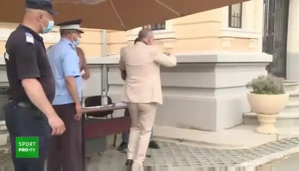 VIDEO: Becali, scos din minti de masca pe care trebuia sa o poarte! Imagini GENIALE! Cum a mers in fata instantei de la Craiova