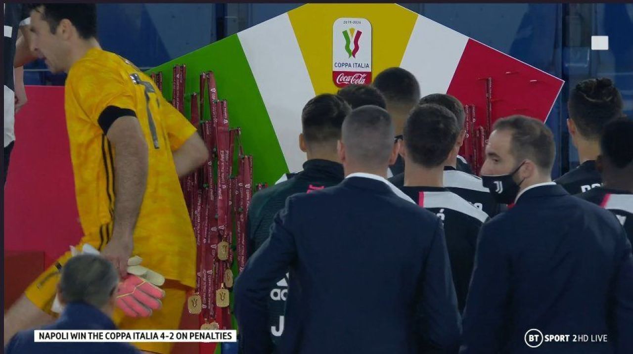 UNIC in istoria fotbalului! Ronaldo, pus sa-si ia singur medalia din cui ca la BUFET dupa ce a pierdut finala! Imaginile momentului_1