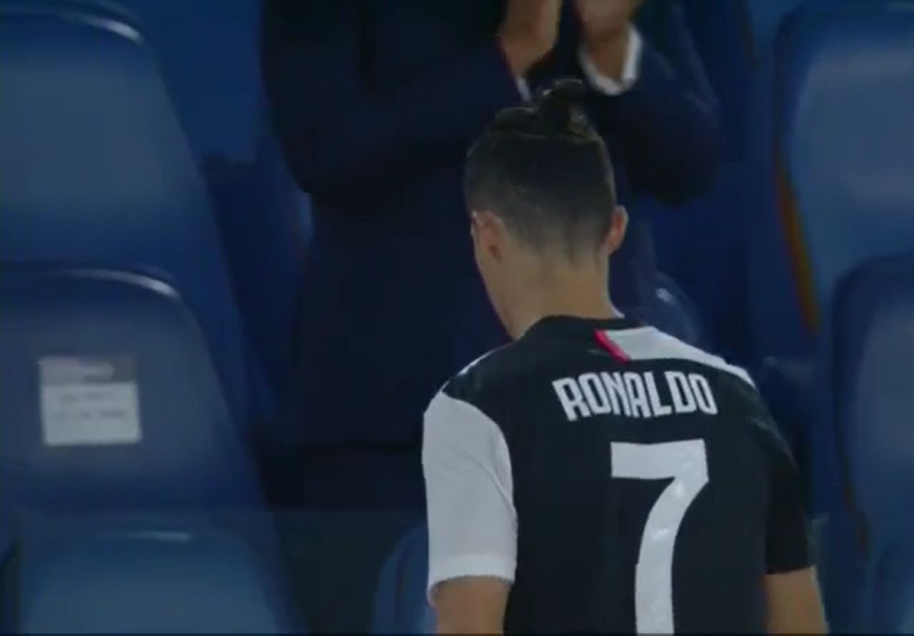 UNIC in istoria fotbalului! Ronaldo, pus sa-si ia singur medalia din cui ca la BUFET dupa ce a pierdut finala! Imaginile momentului_2