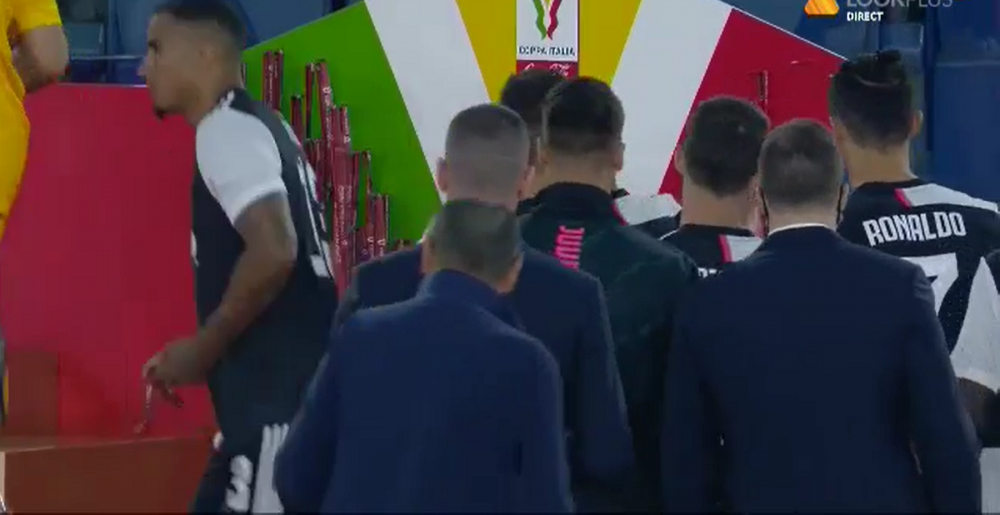 UNIC in istoria fotbalului! Ronaldo, pus sa-si ia singur medalia din cui ca la BUFET dupa ce a pierdut finala! Imaginile momentului_4