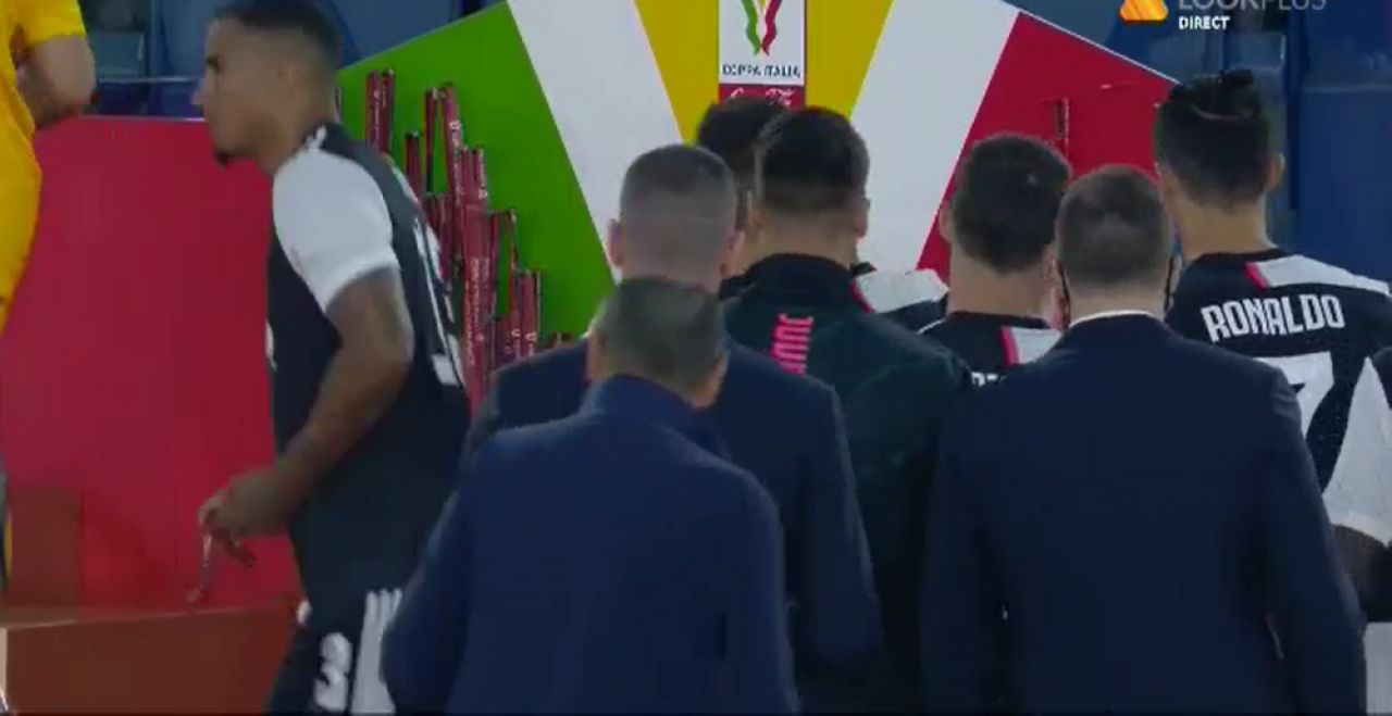 UNIC in istoria fotbalului! Ronaldo, pus sa-si ia singur medalia din cui ca la BUFET dupa ce a pierdut finala! Imaginile momentului_4