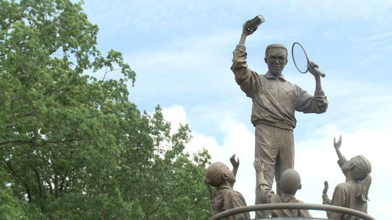 Nationalistii albi americani s-au razbunat pe statuia tenismenului de culoare, care i-a invins pe Nastase si Tiriac in finala Davis Cup!_3