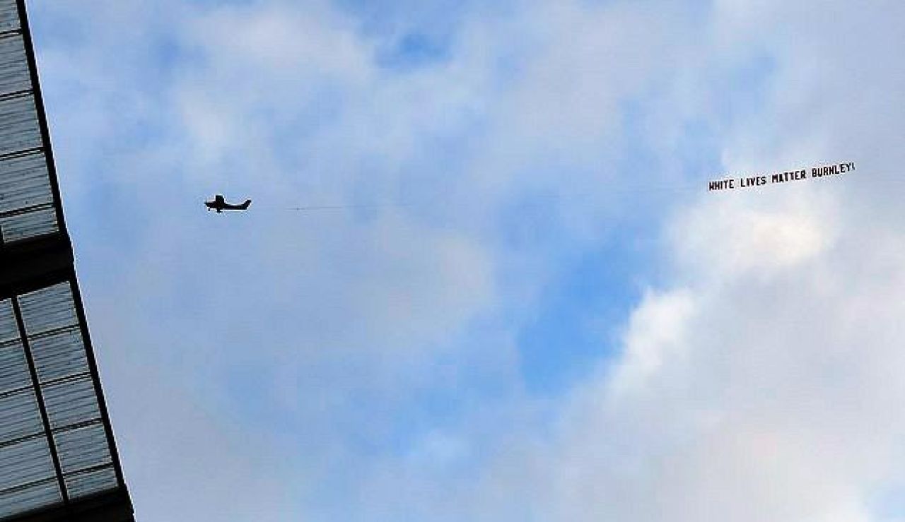 Fanii lui Burnley au zburat deasupra stadionului lui Manchester City! Ce scria pe bannerul tras de avionul lor a infuriat pe toata lumea_1