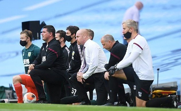 Fanii lui Burnley au zburat deasupra stadionului lui Manchester City! Ce scria pe bannerul tras de avionul lor a infuriat pe toata lumea_2