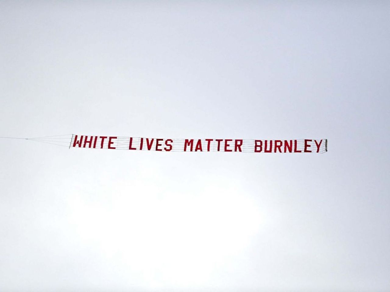 Fanii lui Burnley au zburat deasupra stadionului lui Manchester City! Ce scria pe bannerul tras de avionul lor a infuriat pe toata lumea_3