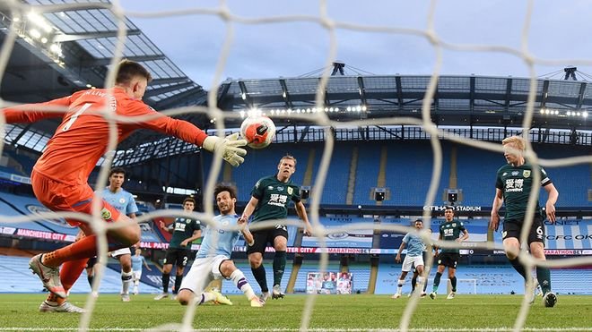 Fanii lui Burnley au zburat deasupra stadionului lui Manchester City! Ce scria pe bannerul tras de avionul lor a infuriat pe toata lumea_4