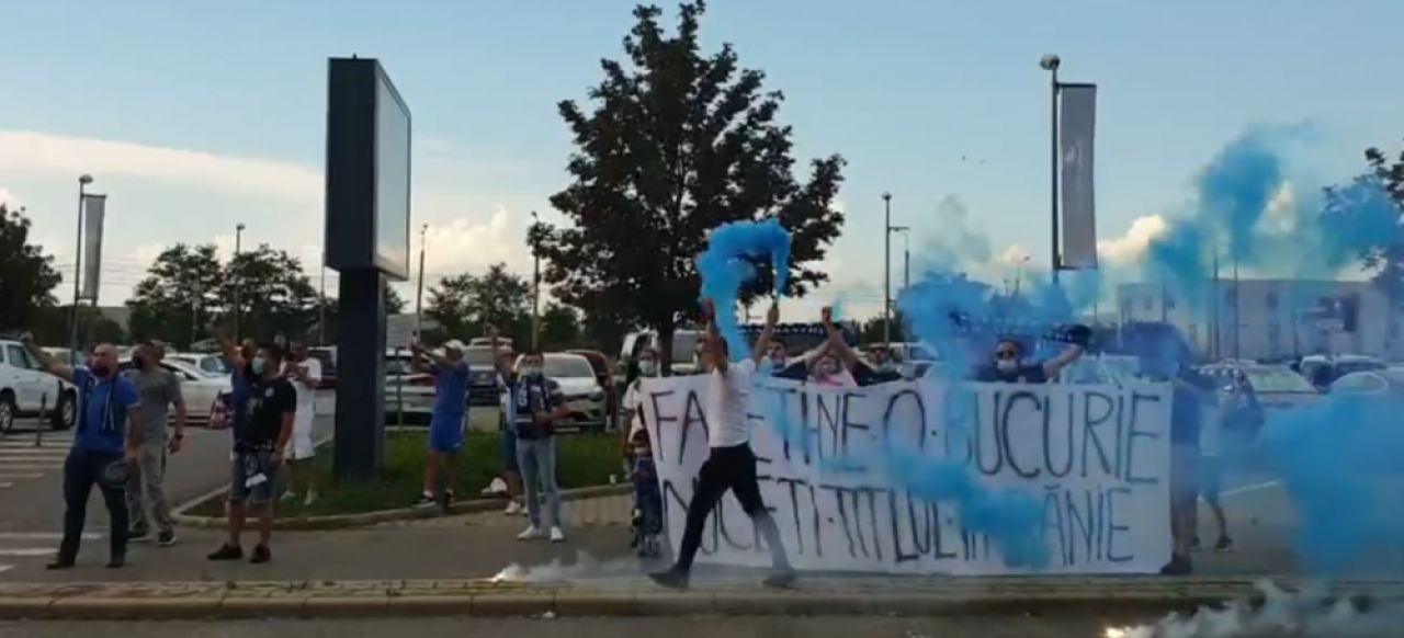 S-au dus sa-i astepte pe aeroportul din Sibiu! Ultrasii Craiovei au facut din nou SHOW pentru jucatorii lui Bergodi_1