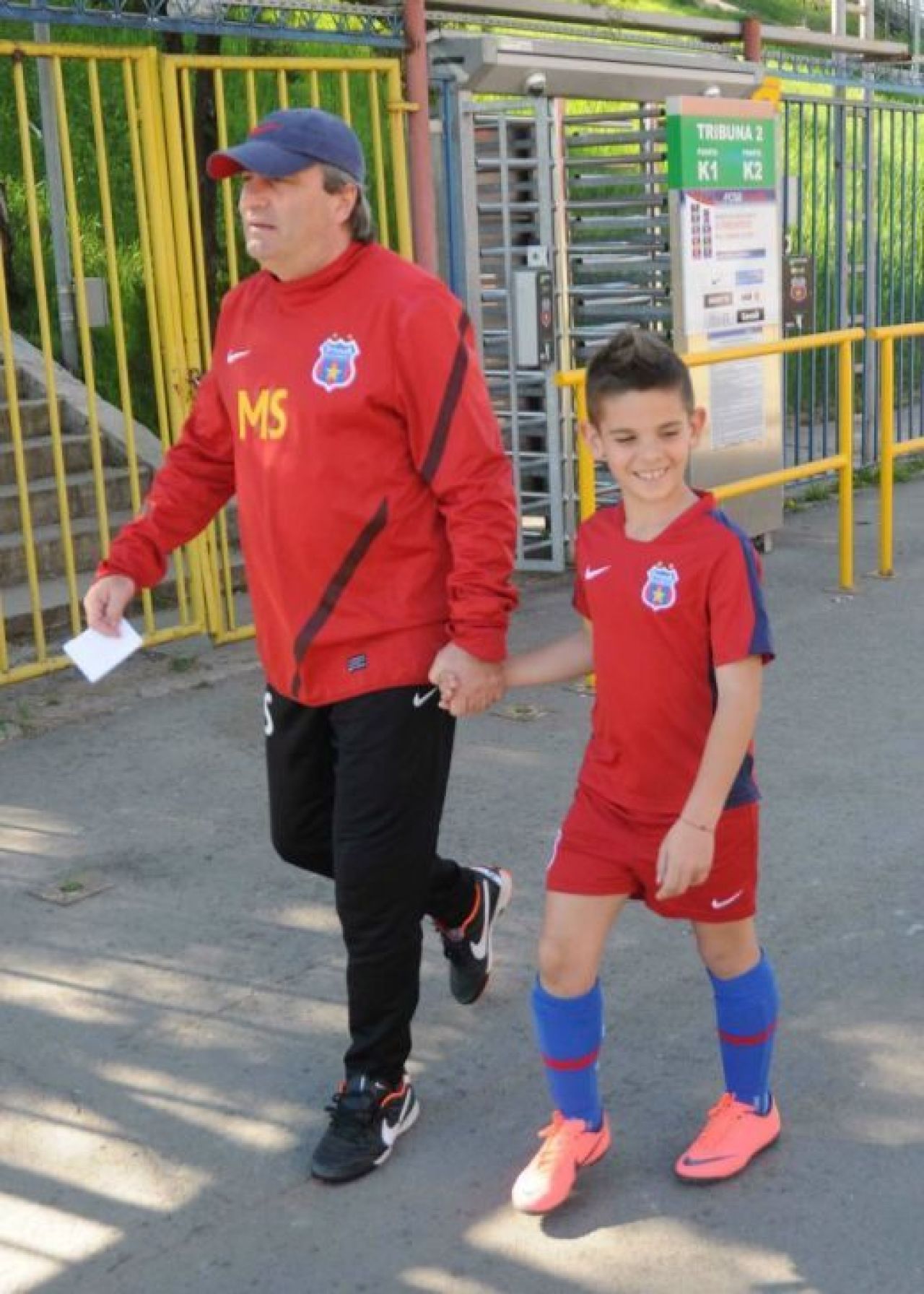 Imagini INCREDIBILE: FCSB l-a dat afara pe jucatorul INDRAGOSTIT de echipa!