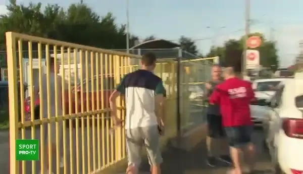 Mai tare decat in 'Las Fierbinti!' Un suporter suparat s-a dus sa-l ia la intrebari pe Lazar! "Ai aratat m***!" "Pai, m-ai injurat, ce voiai sa-ti fac, sa te pup?!"