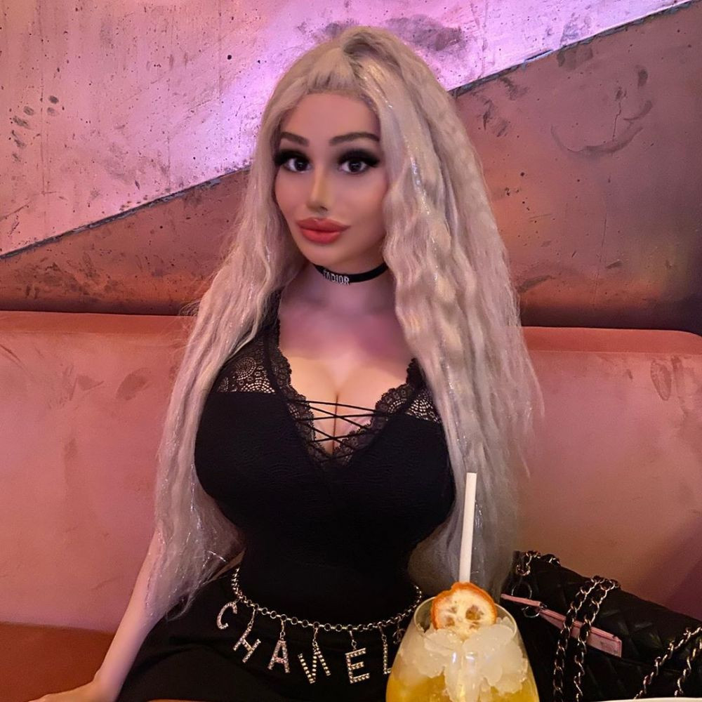 A platit o suma COLOSALA sa arate ca Barbie, iar acum si-a dat demisia! E 'prea sexy' pentru munca _2