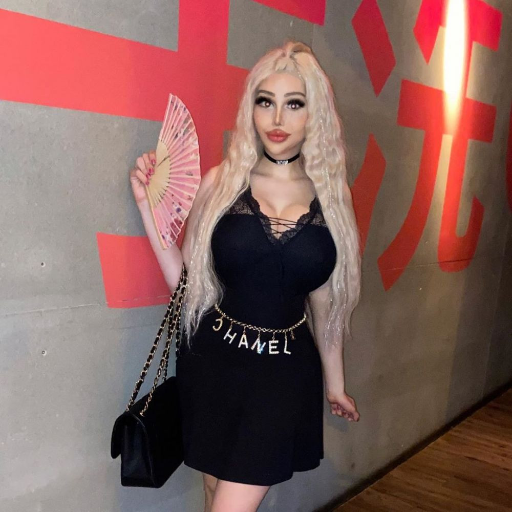 A platit o suma COLOSALA sa arate ca Barbie, iar acum si-a dat demisia! E 'prea sexy' pentru munca _3