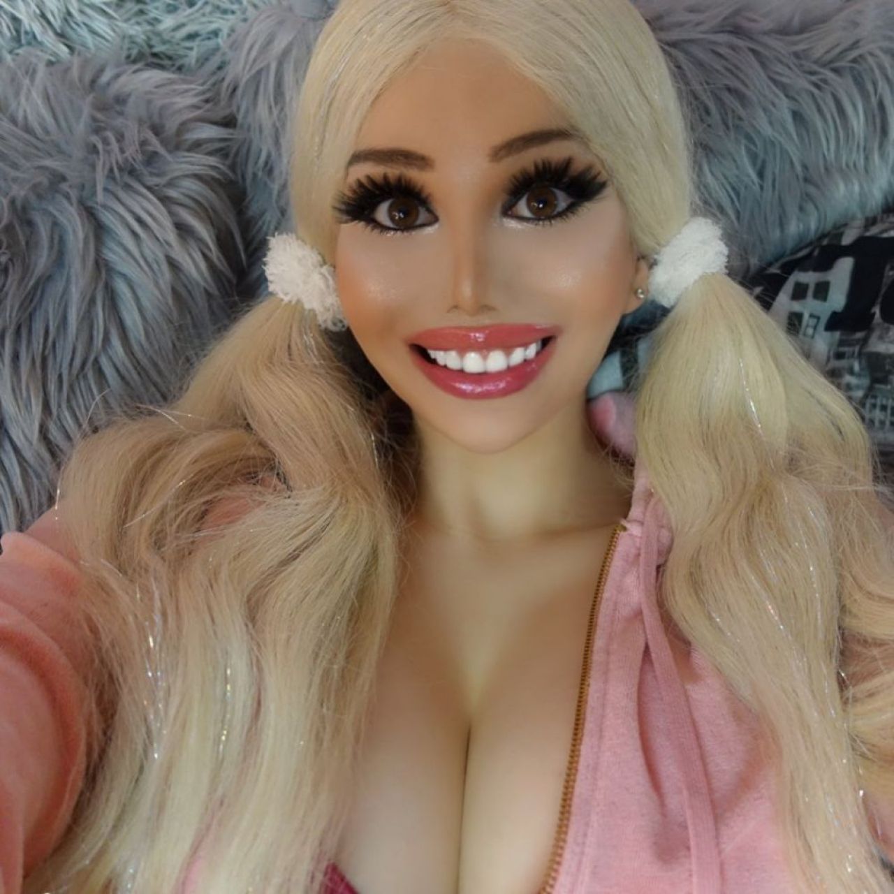 A platit o suma COLOSALA sa arate ca Barbie, iar acum si-a dat demisia! E 'prea sexy' pentru munca _4