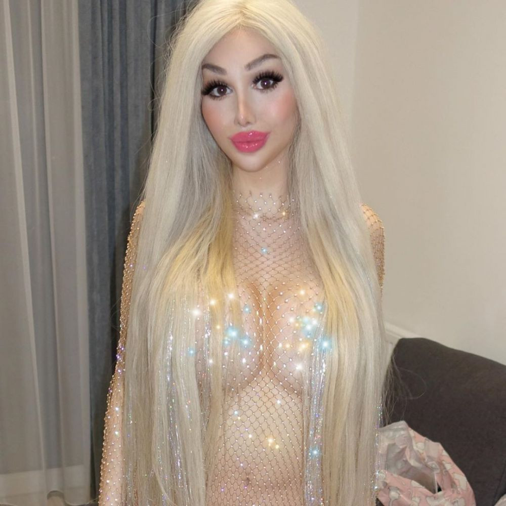 A platit o suma COLOSALA sa arate ca Barbie, iar acum si-a dat demisia! E 'prea sexy' pentru munca _7