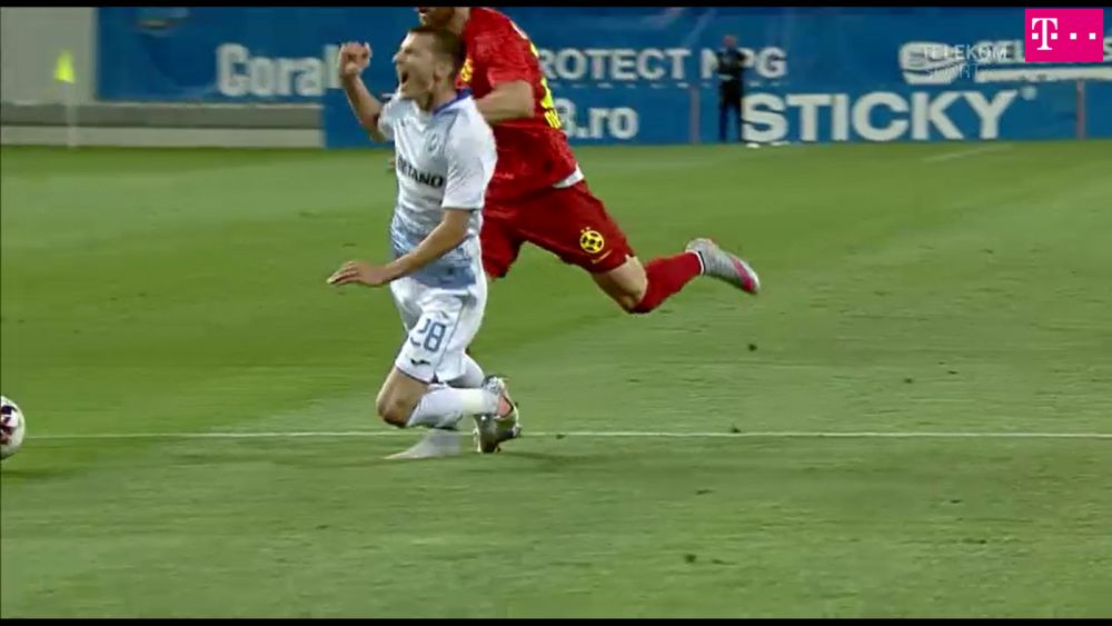 Primul penalty al Craiovei, acordat de cel care a fost EXCLUS din arbitraj in 2009! Cine este asistentul care a fluierat faultul lui Popescu _1