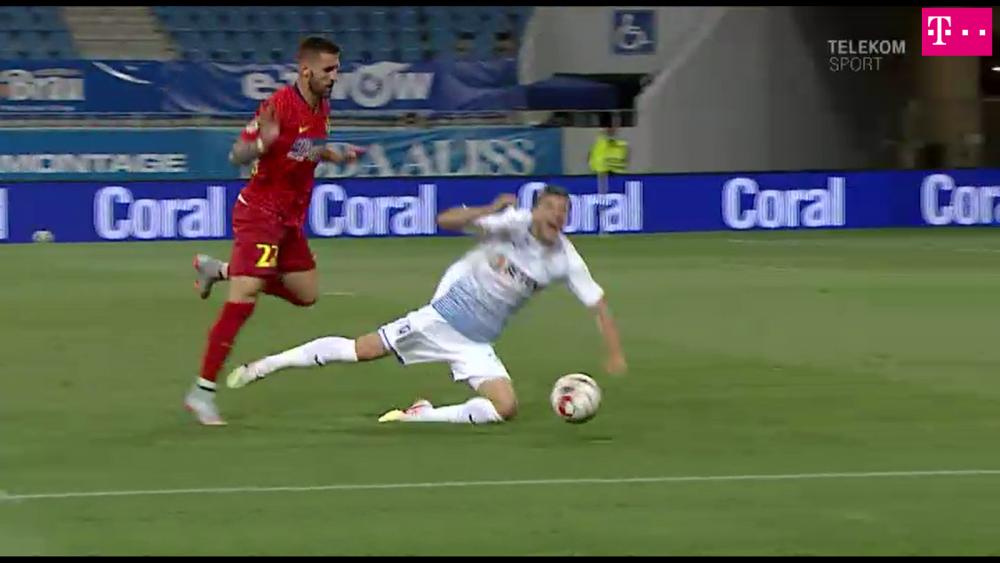Primul penalty al Craiovei, acordat de cel care a fost EXCLUS din arbitraj in 2009! Cine este asistentul care a fluierat faultul lui Popescu _2