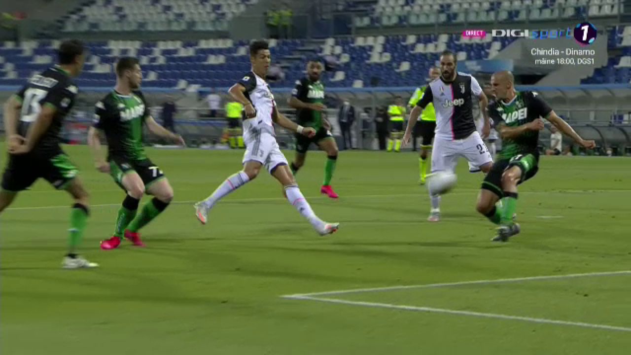 Cam greu cu Vladut! :) Chiriches l-a bagat in DEPRESIE pe Ronaldo! Interventii fantastice ale capitanului nationalei in fata lui Cristiano_5
