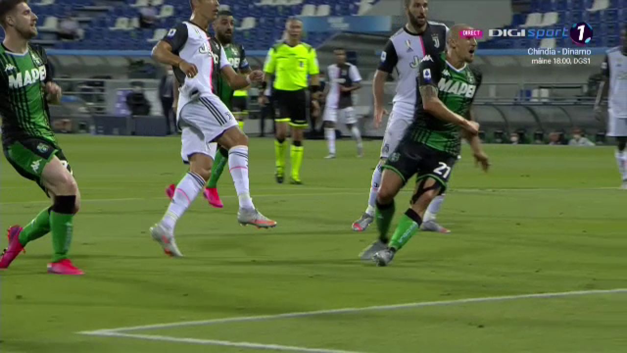 Cam greu cu Vladut! :) Chiriches l-a bagat in DEPRESIE pe Ronaldo! Interventii fantastice ale capitanului nationalei in fata lui Cristiano_6